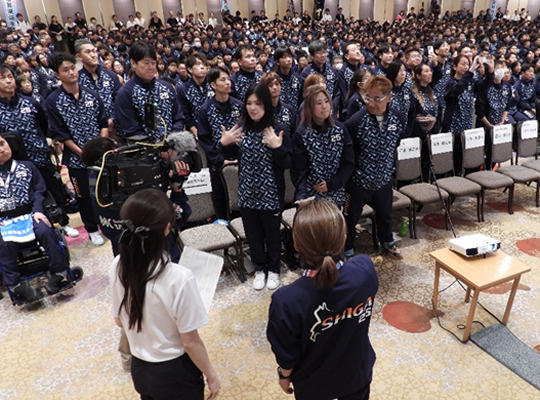 手話で抱負を述べるバレーボール(身)北田 梢選手