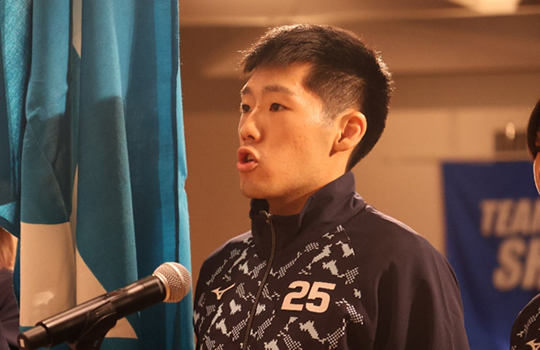 力強く宣誓する宮崎選手